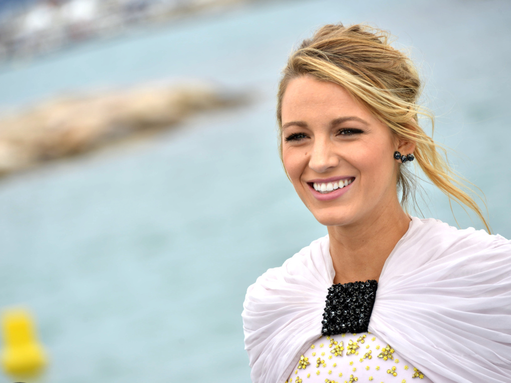 Красивая улыбка актрисы Блейк Лайвли