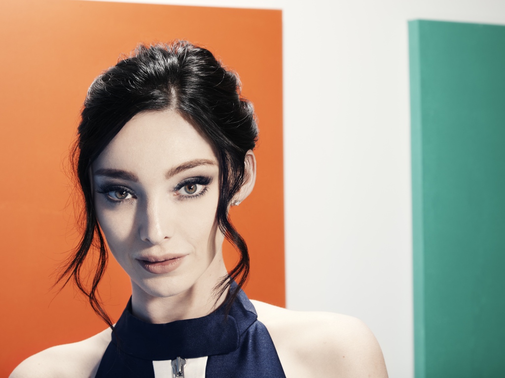 Красивая стильная темноволосая девушка, актриса Эмма Думон