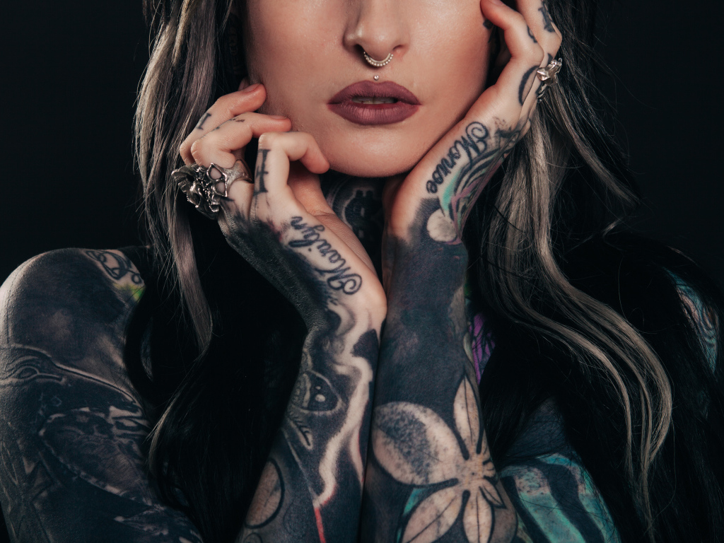 Красивые татуировки на руках у девушки