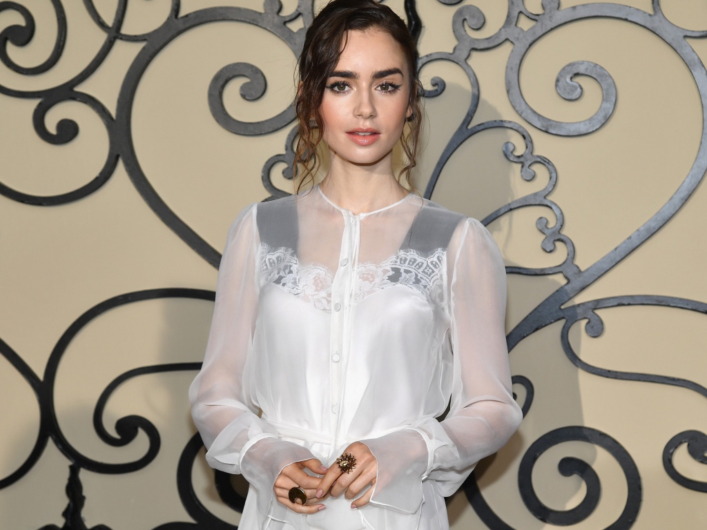 Красивая нежная девушка, актриса Лили Коллинз в белом наряде