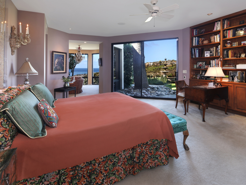 Спальня с большой коричневой кроватью и мебелью