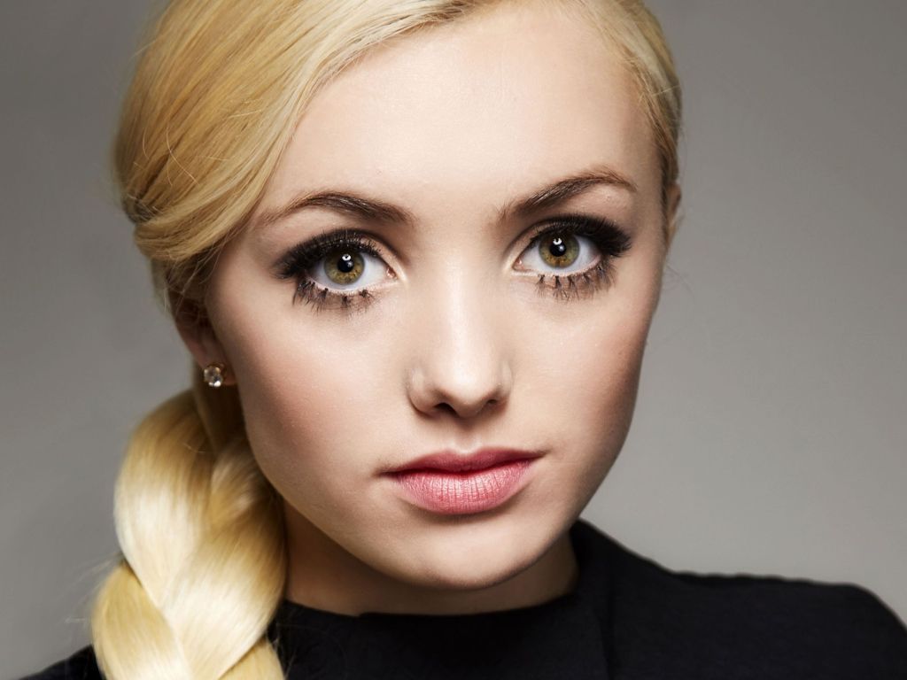 Блондинка с большими глазами, актриса Пейтон Рой Лист лицо крупным планом