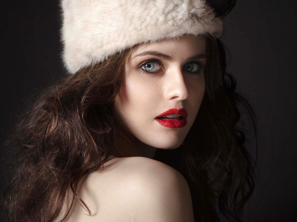 Голубоглазая актриса Александра Даддарио в шапке