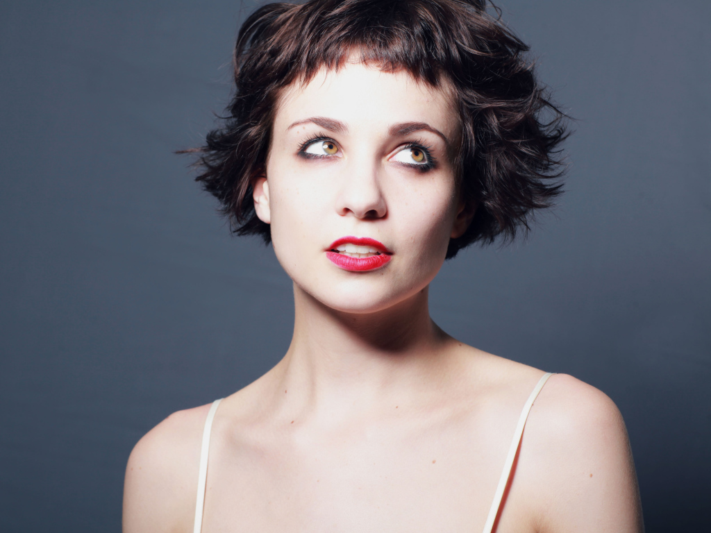 Яркая девушка с короткой стрижкой, актриса Таппенс Мидлтон 