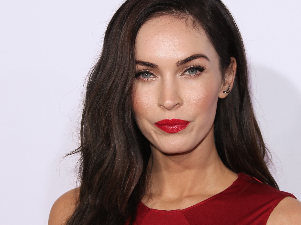 Яркая женщина, актриса  Меган Фокс на сером фоне