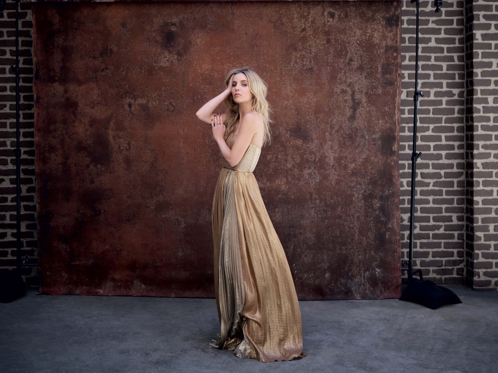 Британская актриса Аннабелль Уоллис в красивом платье у стены