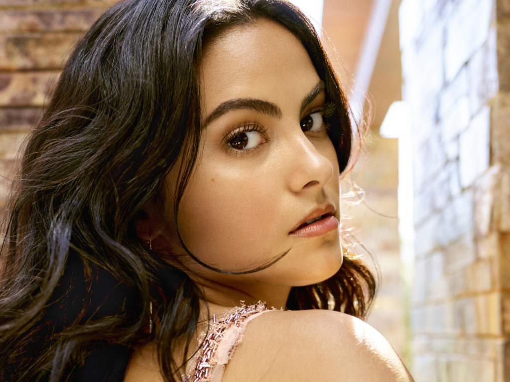 Кареглазая девушка, актриса Камила Мендес лицо крупным планом