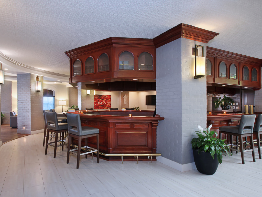 Коричневый деревянный кухонный гарнитур в просторной комнате