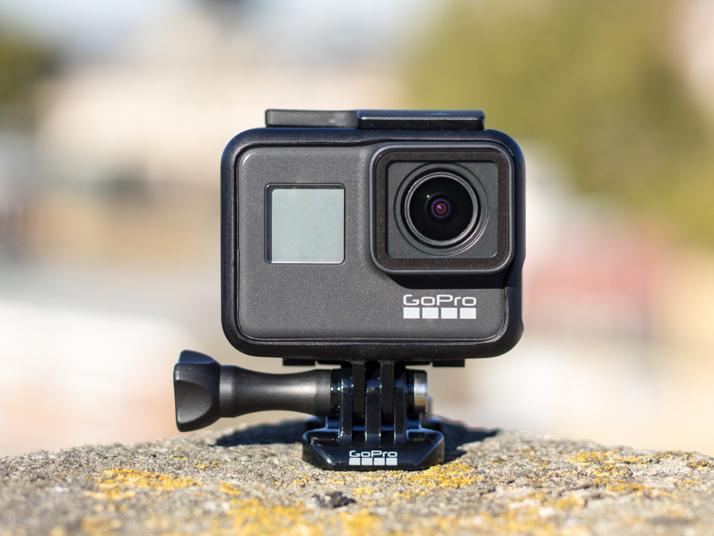 Фотоаппарат GoPro Hero7 Black стоит на камне