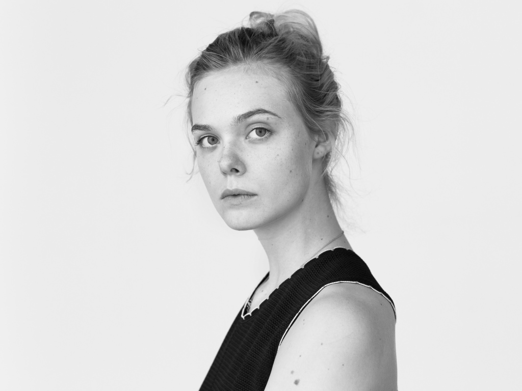 Милая настоящая девушка, актриса Эль Фаннинг черно - белое фото 