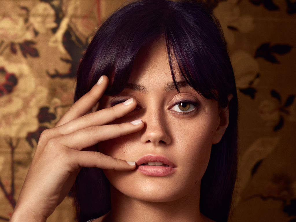 Английская актриса Элла Пернелл с рукой у лица