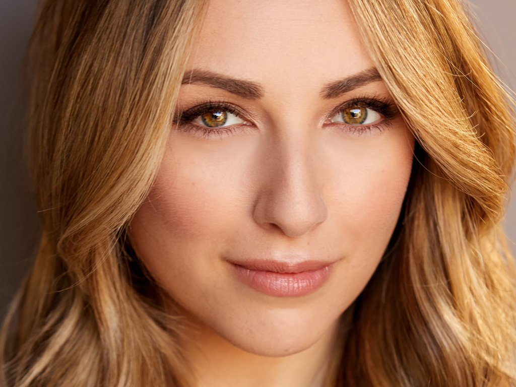 Лицо актрисы Никки Поснер крупным планом