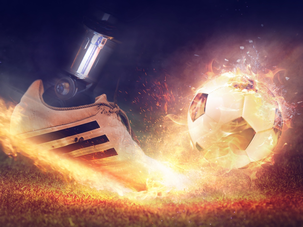 Нога отбивает огненный футбольный мяч