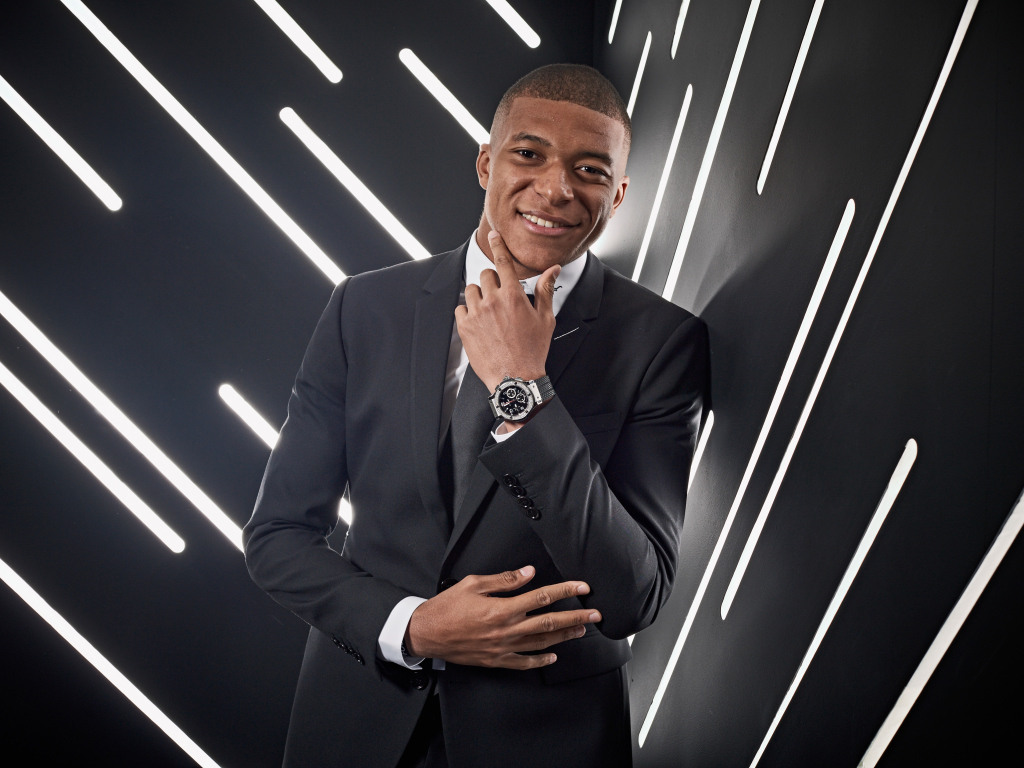 Французский футболист Килиан Мбаппе в костюме