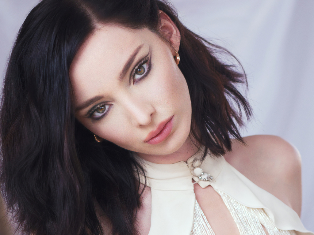 Девушка с красивыми глазами, актриса Эмма Дюмон 