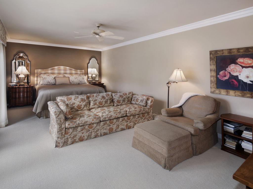 Серая спальня с кроватью, диваном и креслом 