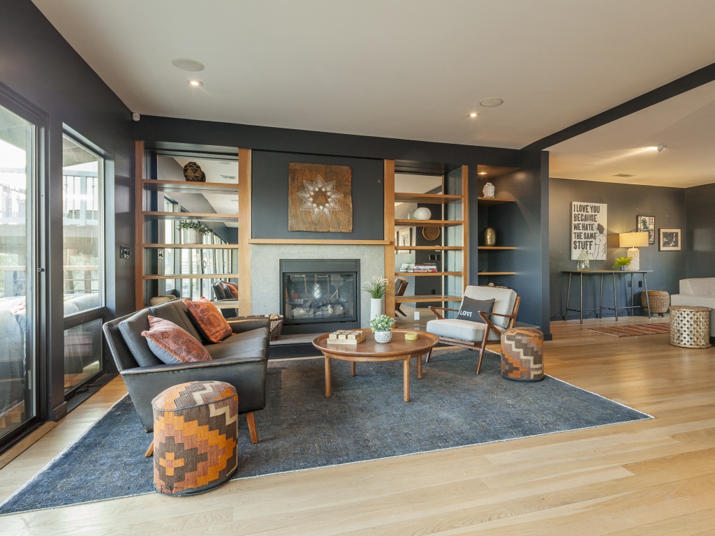 Гостиная комната в серых тонах с большим окном