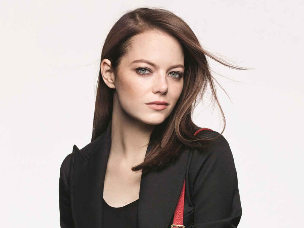 Зеленоглазая девушка, актриса Эмма Стоун на белом фоне