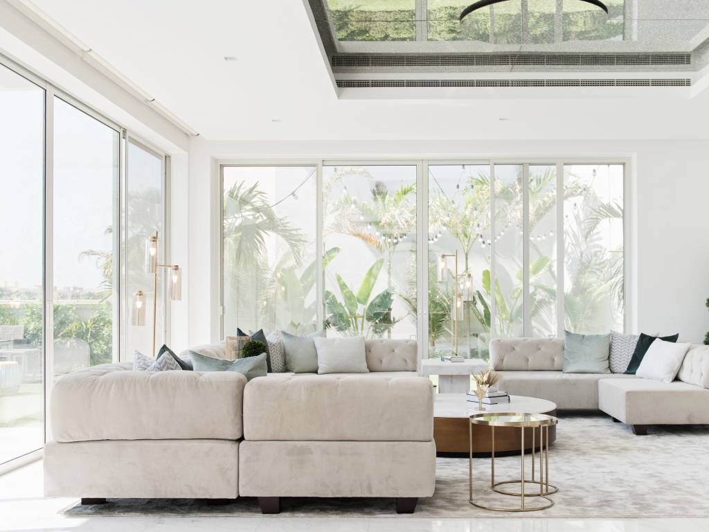 Большая гостиная комната с диваном и большими окнами