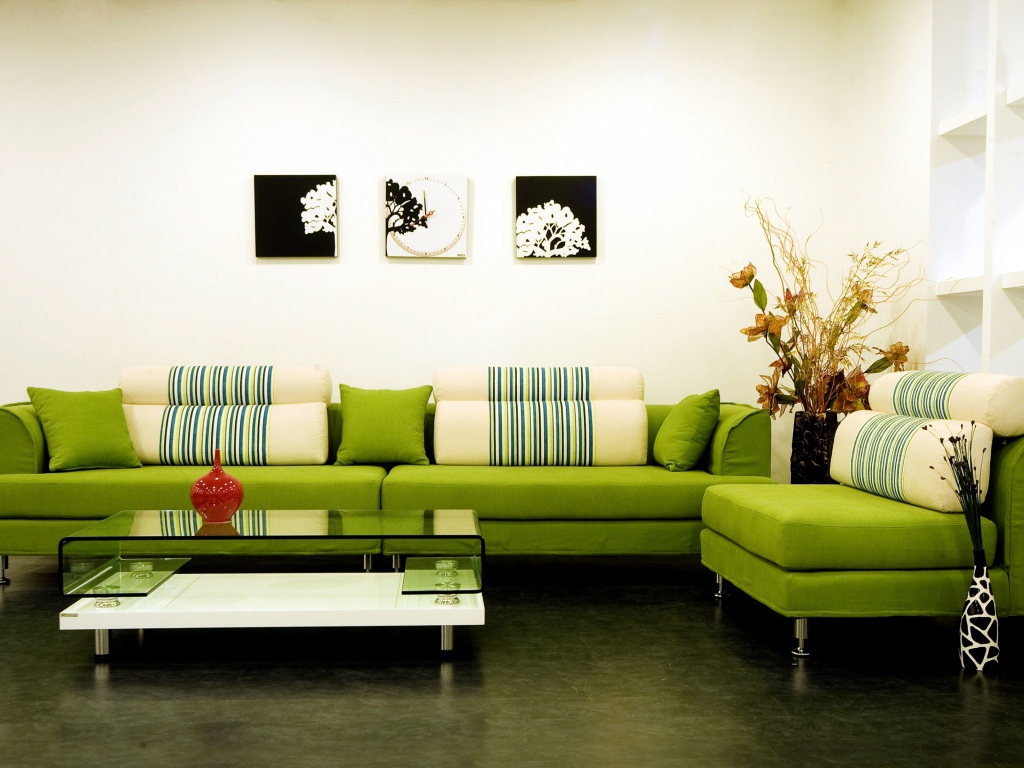 Гостиная комната с большим зеленым диваном 
