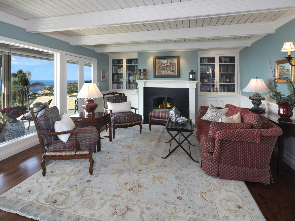 Гостиная комната с большим мягким диваном, креслами и камином 