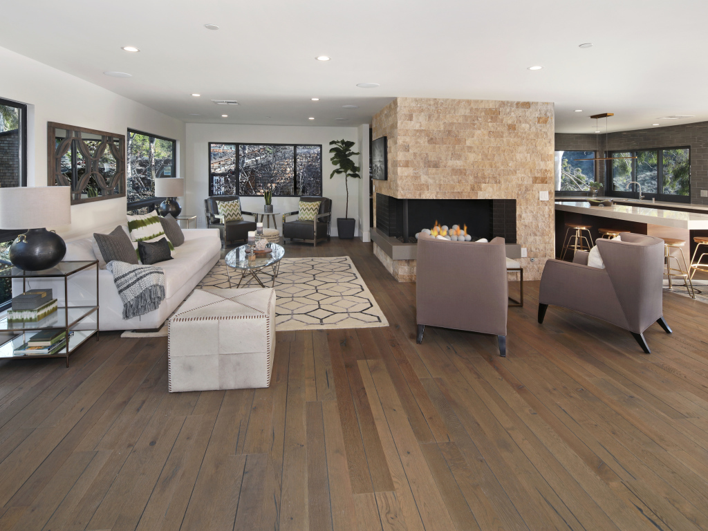 Много мебели в гостиной комнате с декоративным камином