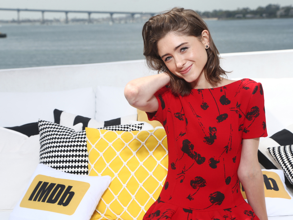 Милая девушка, актриса Наталия Дайер в красном платье