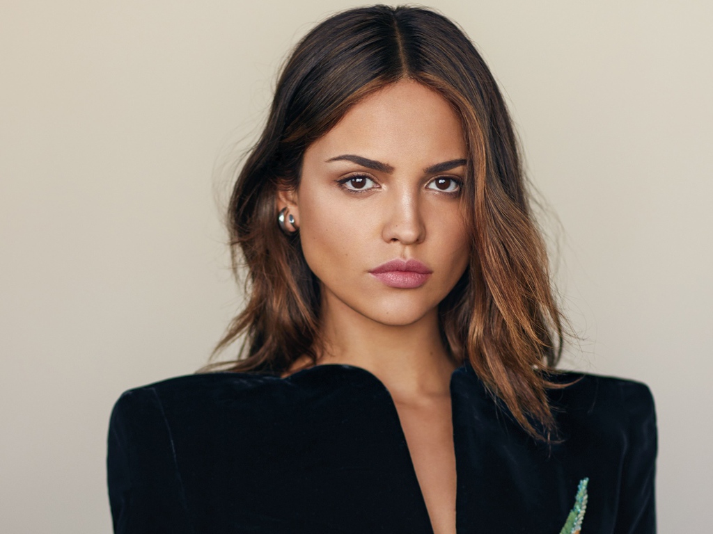 Мексиканская актриса Эйса Гонсалес на сером фоне