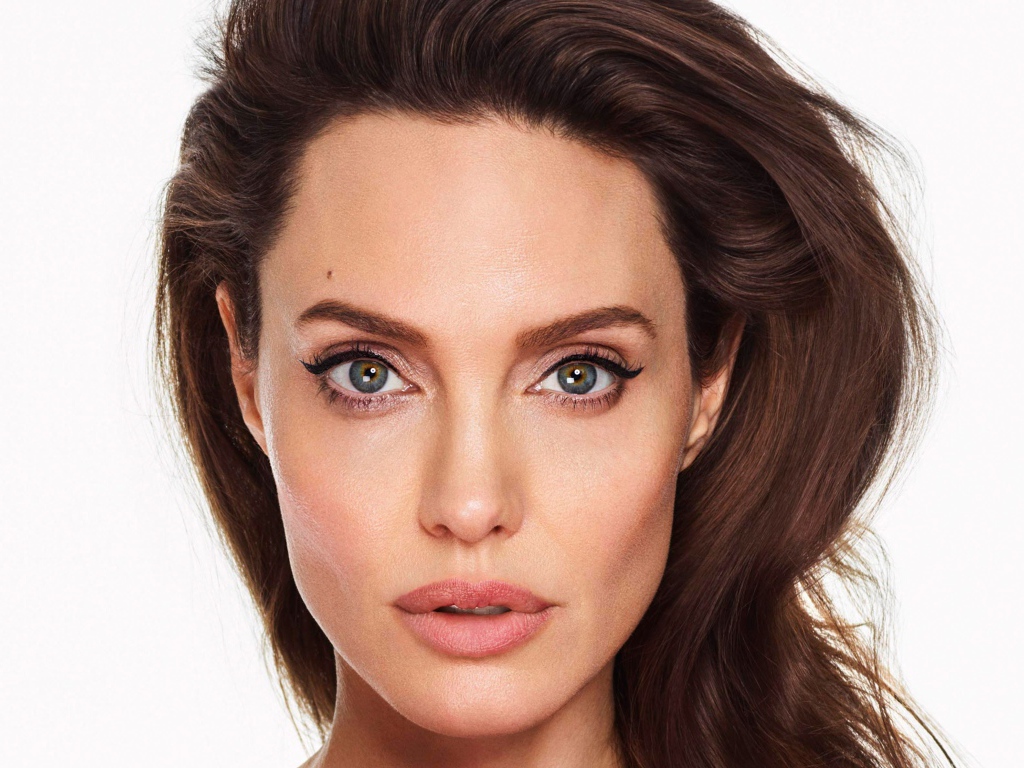 Популярная актриса Анджелина Джоли лицо крупным планом  на белом фоне