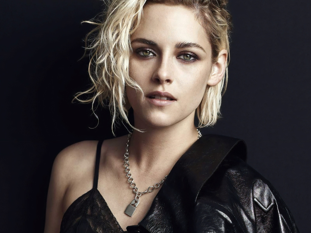 Популярная актриса Кристен Стюарт на сером фоне