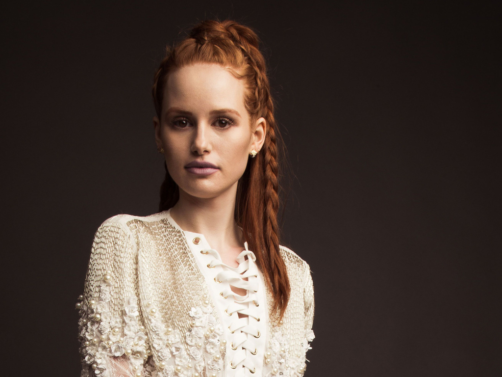 Рыжеволосая актриса Мэделин Петш в белом платье на сером фоне