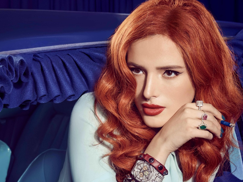 Рыжеволосая девушка, актриса Белла Торн в синем автомобиле