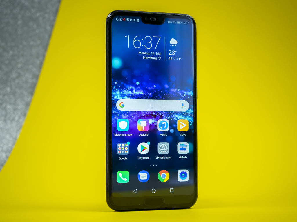 Тонкий смартфон Honor 10 на желтом фоне