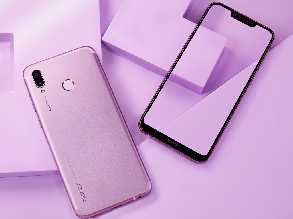 Смартфон  Honor Play на сиреневом фоне