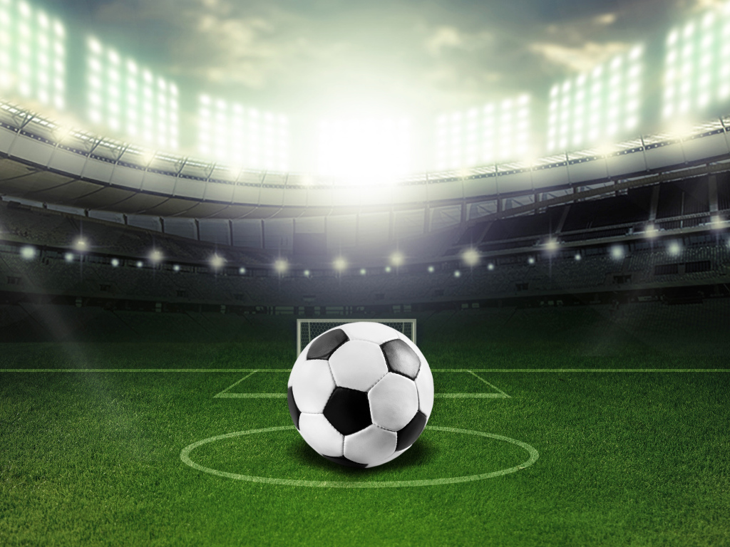 Футбольный мяч лежит на футбольном поле на стадионе