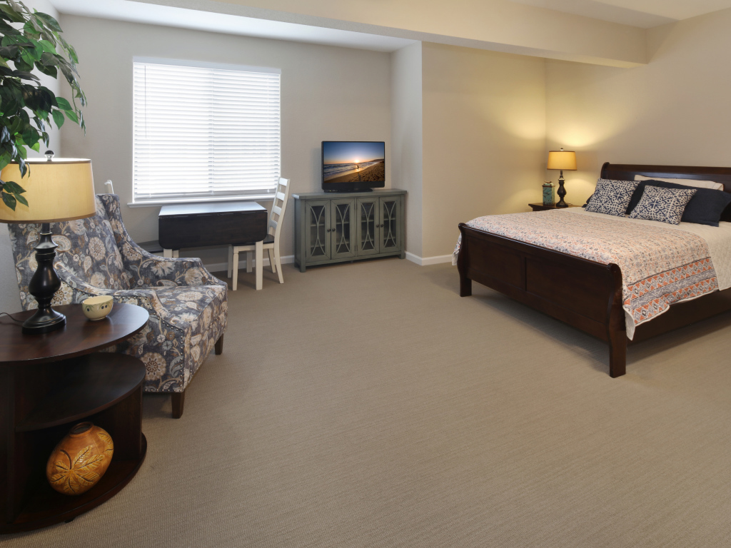 Просторная спальня с большой деревянной кроватью 