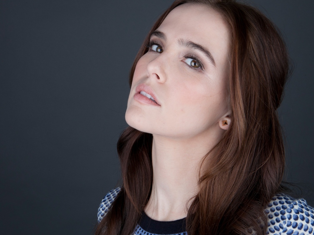 Нежная кареглазая шатенка, актриса Зои Дойч на сером фоне