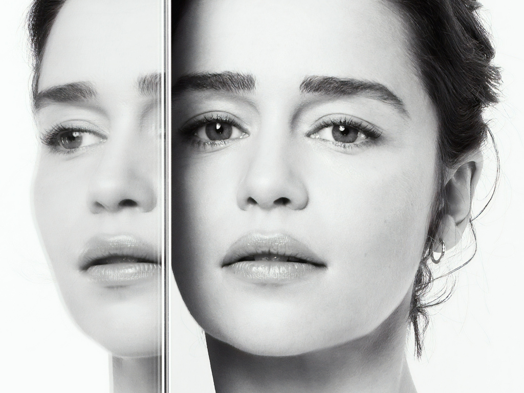Лицо актрисы Эмилии Кларк отражается в зеркале 