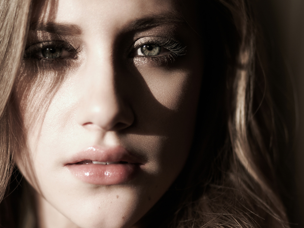 Лицо актрисы Лили Рейнхарт крупным планом