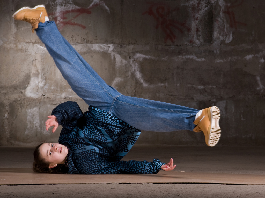 Девушка занимается брейк дансом 