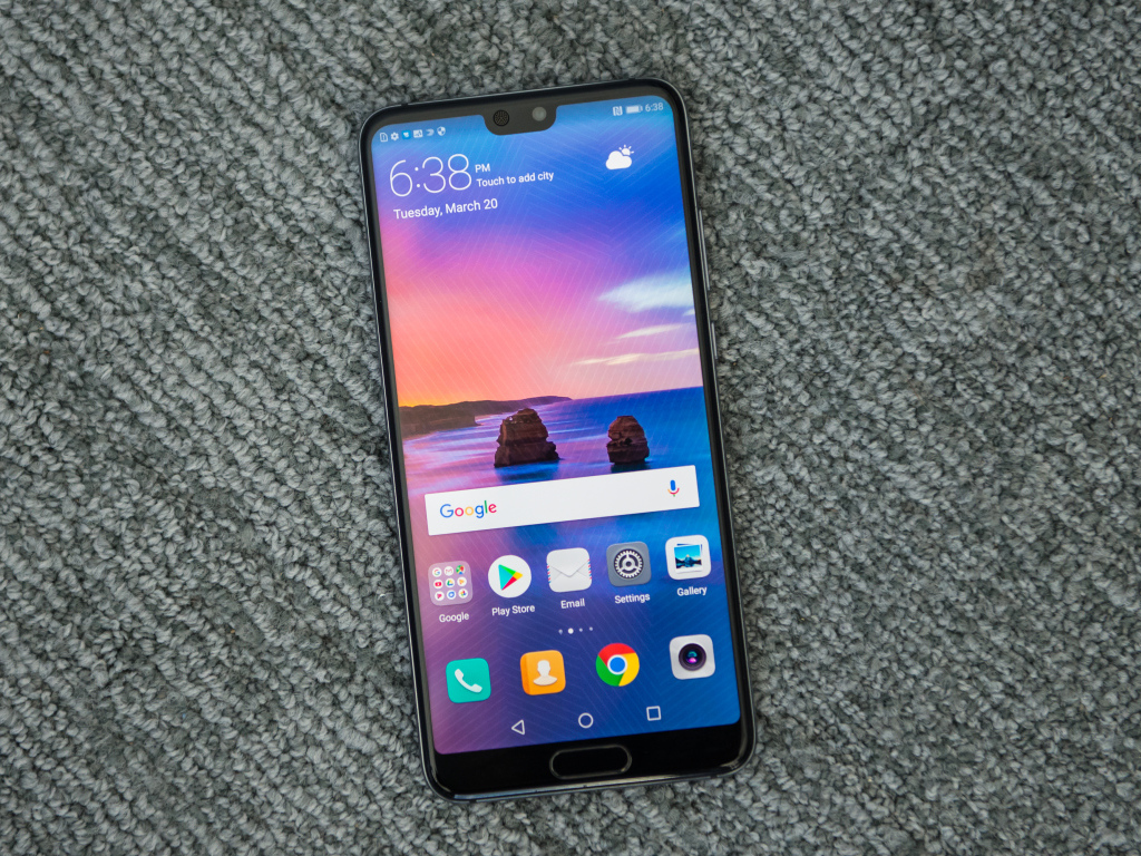 Новый смартфон Huawei P20 Pro, 2019 года на сером фоне