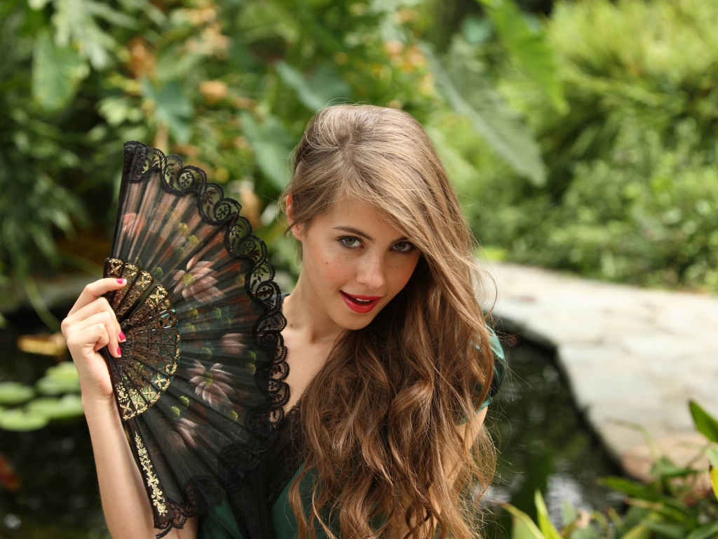 Молодая актриса Уилла Холланд с веером в руке