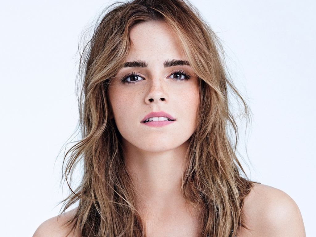 Молодая девушка, актриса Эмма Уотсон крупным планом на белом фоне