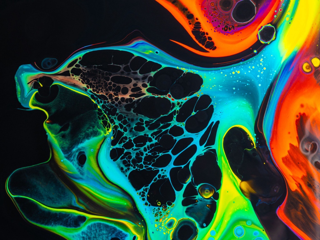 Разводы разноцветной краски на черном фоне