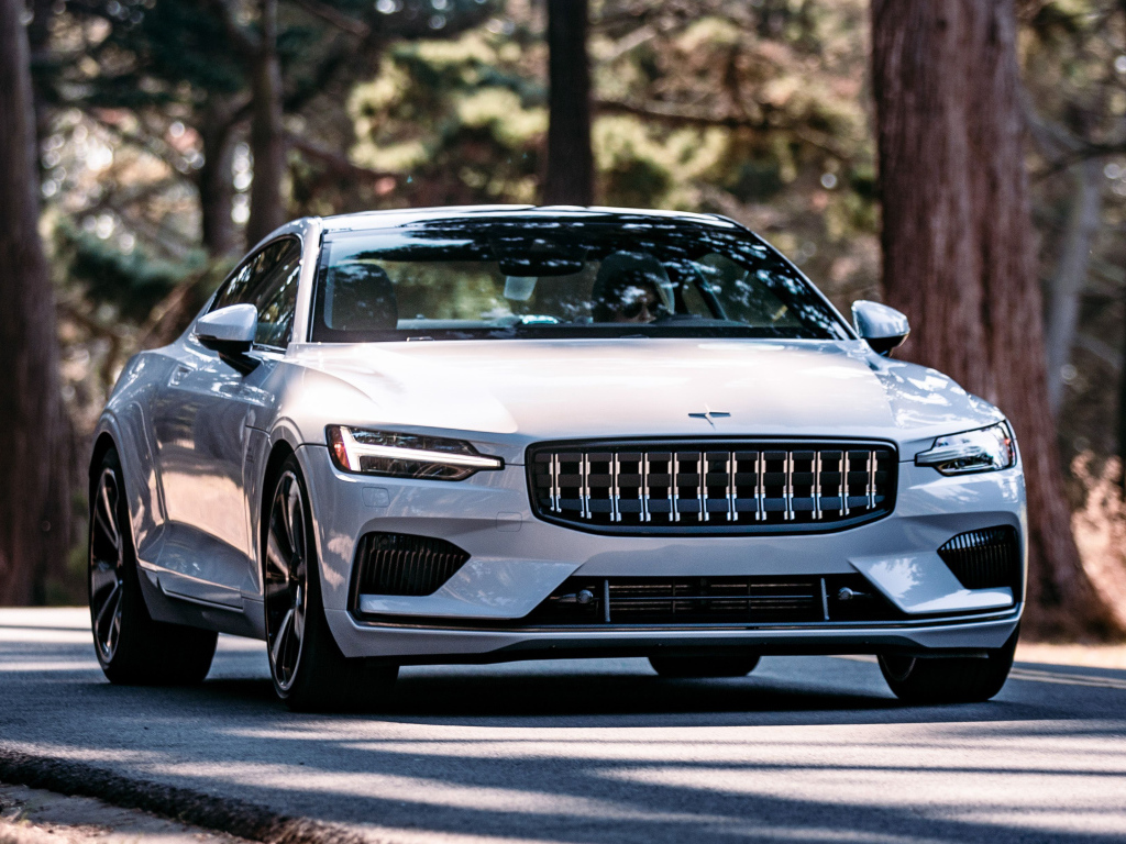 Белый автомобиль Polestar 1 2021 года едет по дороге