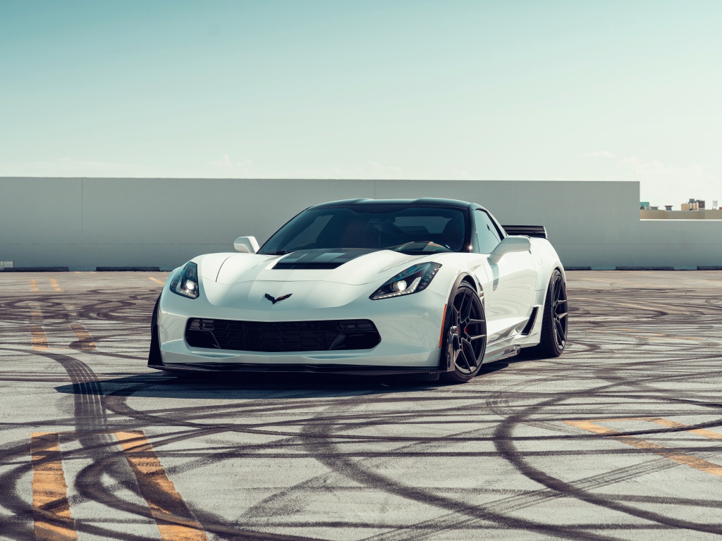 Белый спортивный автомобиль Corvette Grand Sport
