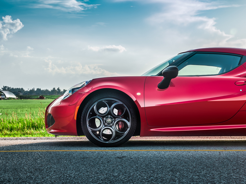 Красный автомобиль Alfa Romeo 4C на трассе 