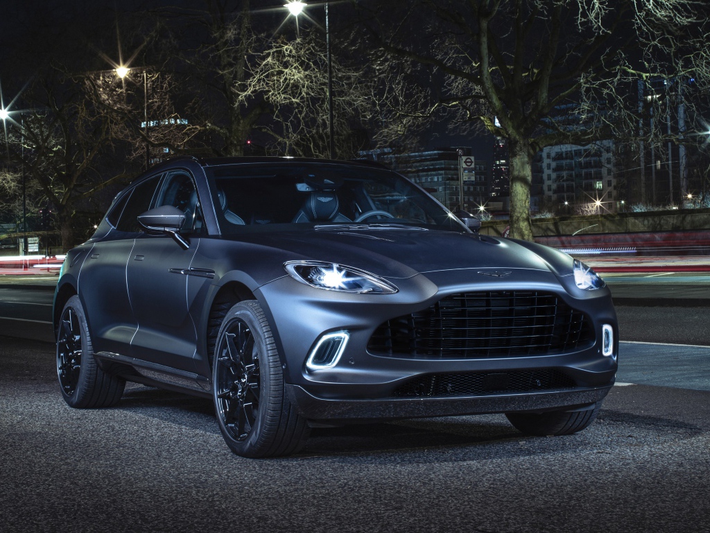 Автомобиль Aston Martin DBX Q Concept 2020 года с включенными фарами