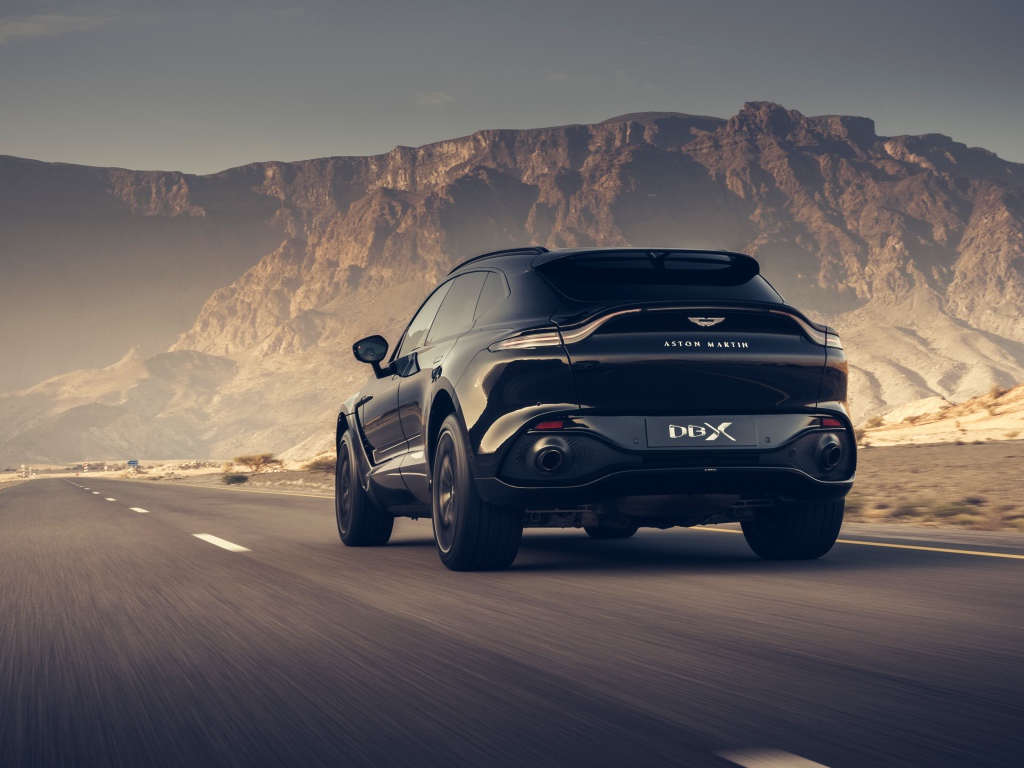Черный внедорожник Aston Martin DBX 2020 года в горах 