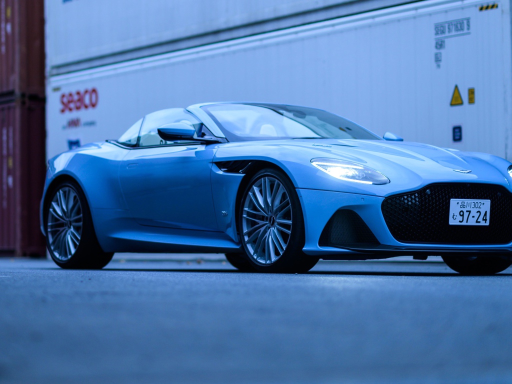 Автомобиль Aston Martin DBS Superleggera Volante в порту 